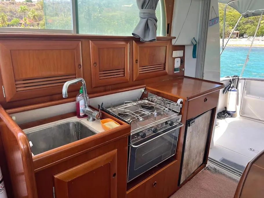 Botel Bateau Double Cabine Proche De La Plage Hotel Gourbeyre