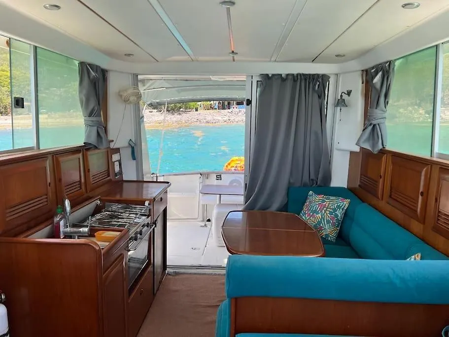 Bateau Double Cabine Proche De La Plage Hotel Gourbeyre