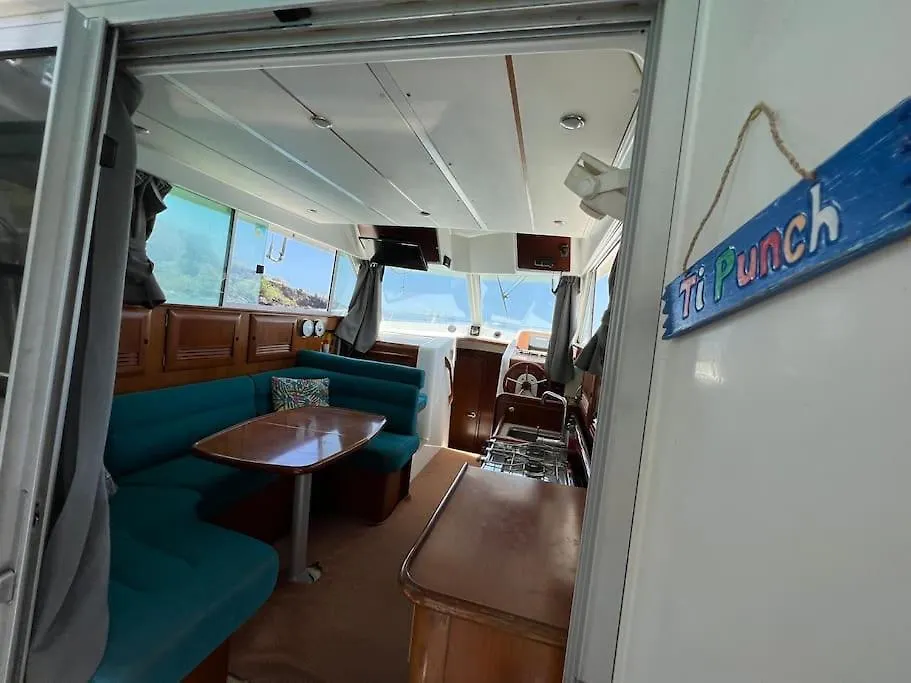 Botel Bateau Double Cabine Proche De La Plage Hotel Gourbeyre