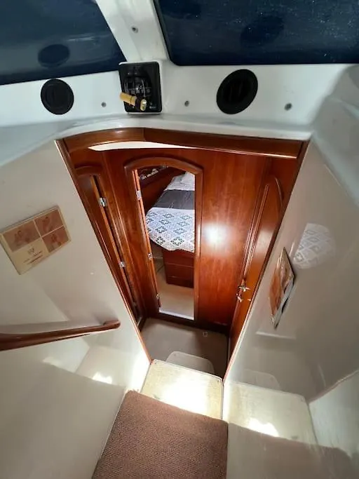 Bateau Double Cabine Proche De La Plage Hotel Gourbeyre Botel