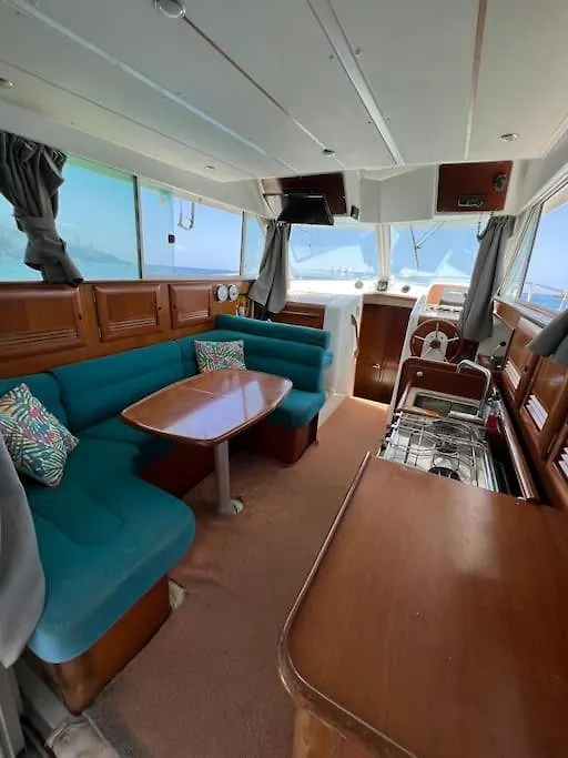 Bateau Double Cabine Proche De La Plage Hotel Gourbeyre