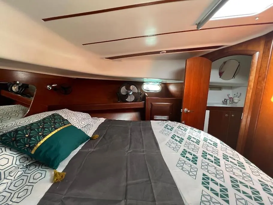 Bateau Double Cabine Proche De La Plage Hotel Gourbeyre