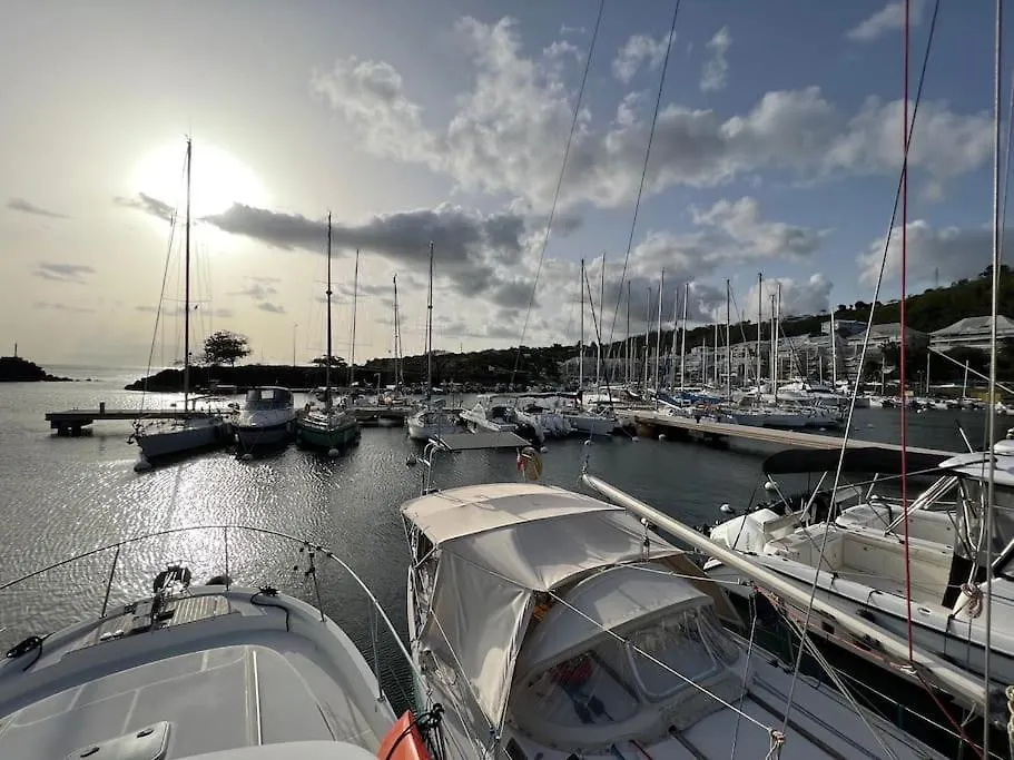Bateau Double Cabine Proche De La Plage Hotel Gourbeyre Guadeloupe