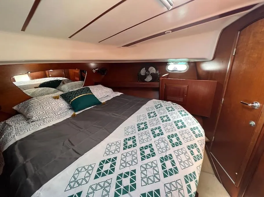Bateau Double Cabine Proche De La Plage Hotel Gourbeyre Botel